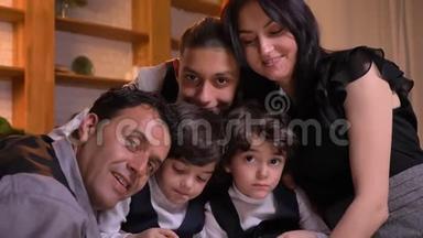团结<strong>友爱</strong>的阿拉伯家庭拥抱和微笑着观看镜头的肖像。